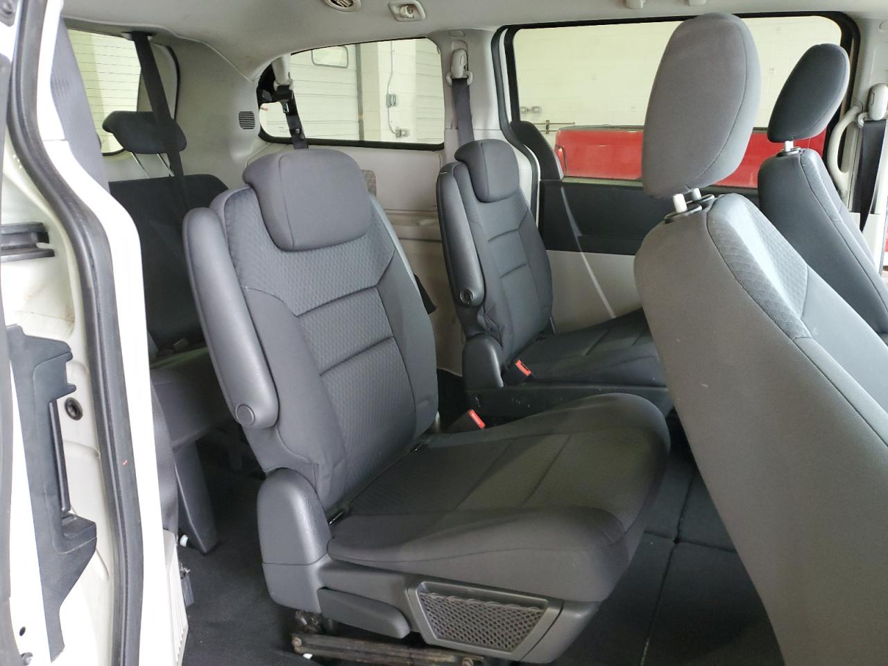 2010 Dodge Caravan - Image 11
