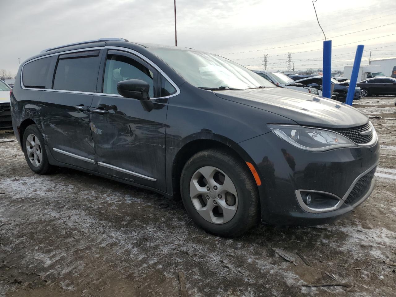 2017 Chrysler Pacifica - Image 4