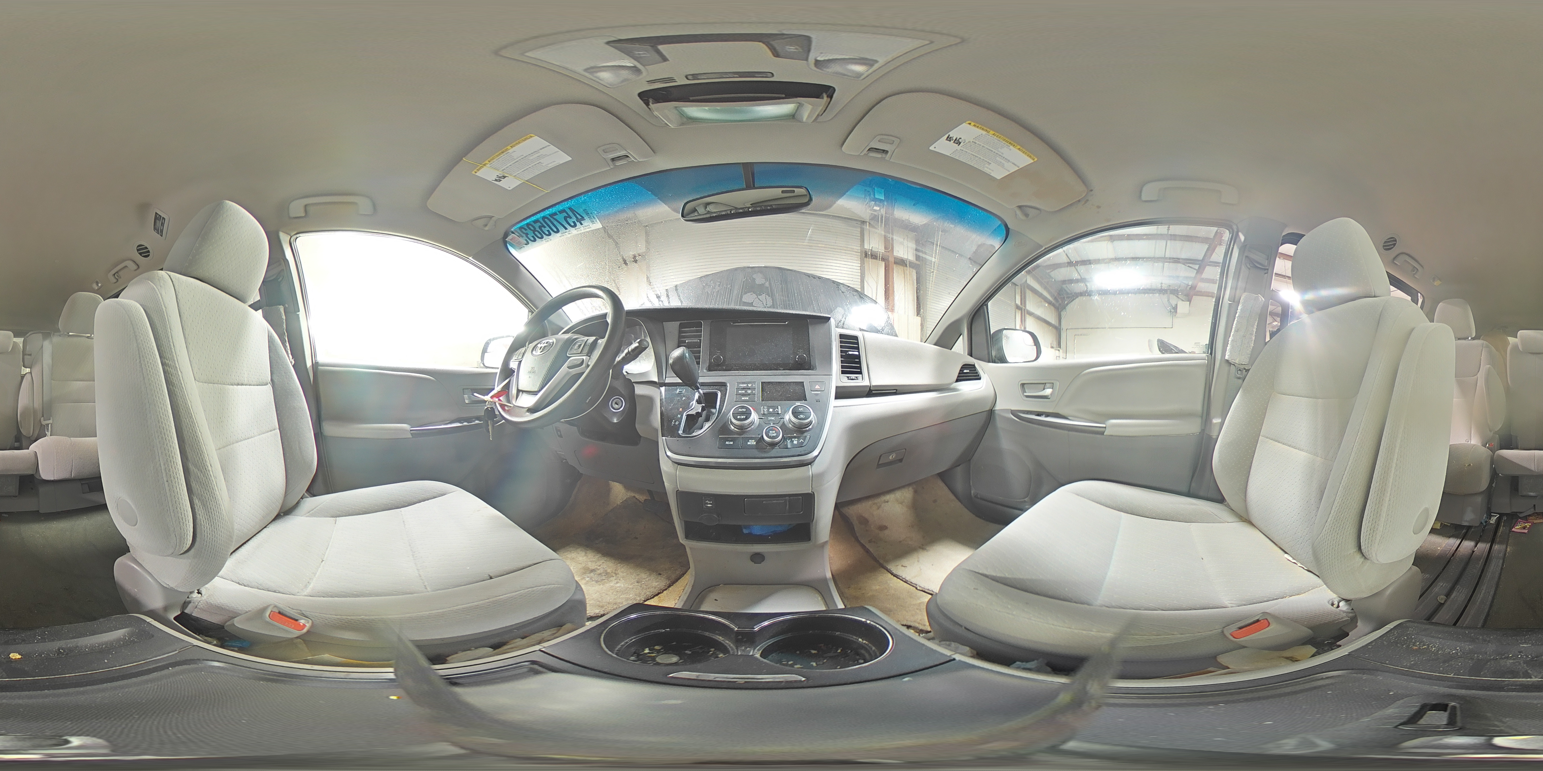 2017 Toyota Sienna - Image 16