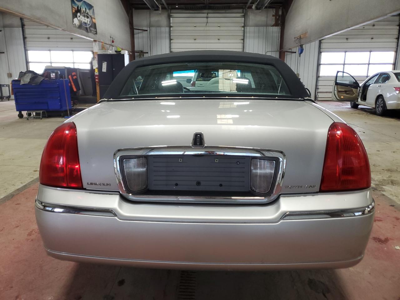 2008 Lincoln Town Car - Image 6