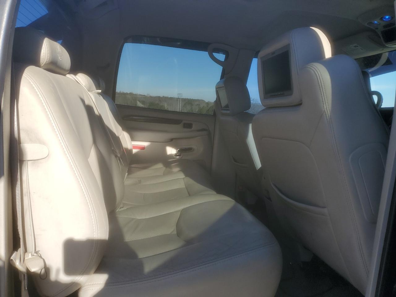 2005 Cadillac Escalade - Image 10