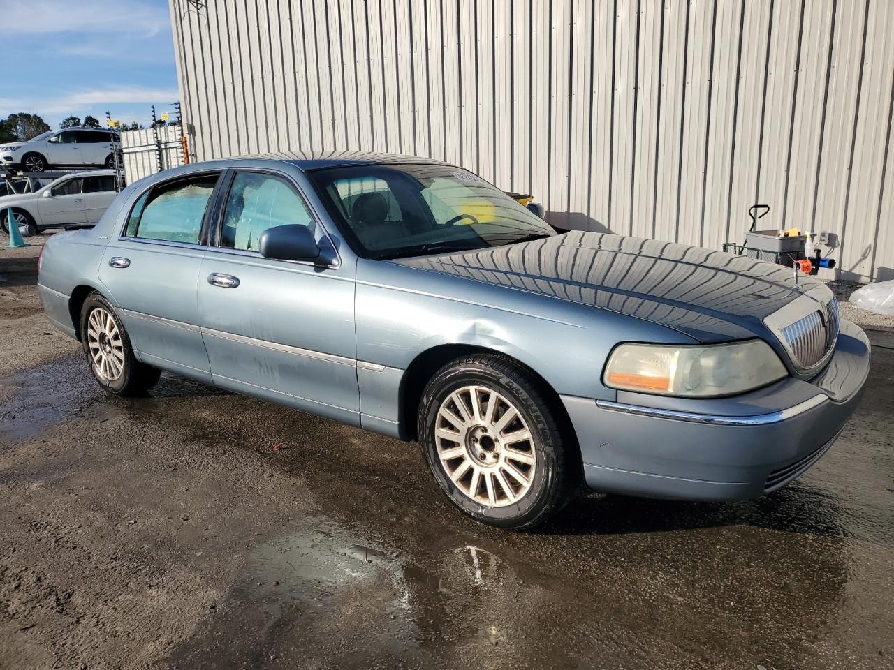 2004 Lincoln Town Car - Image 4
