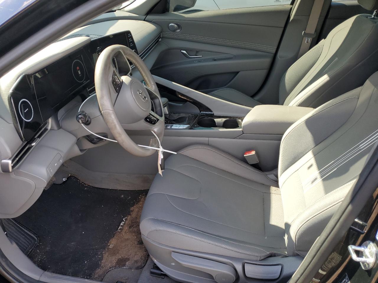 2022 Hyundai Elantra - Image 7