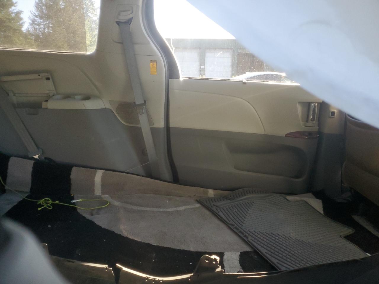 2013 Toyota Sienna - Image 11
