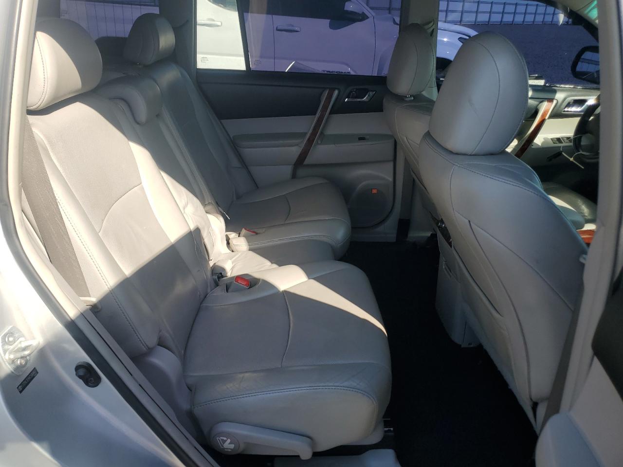 2012 Toyota Highlander - Image 11