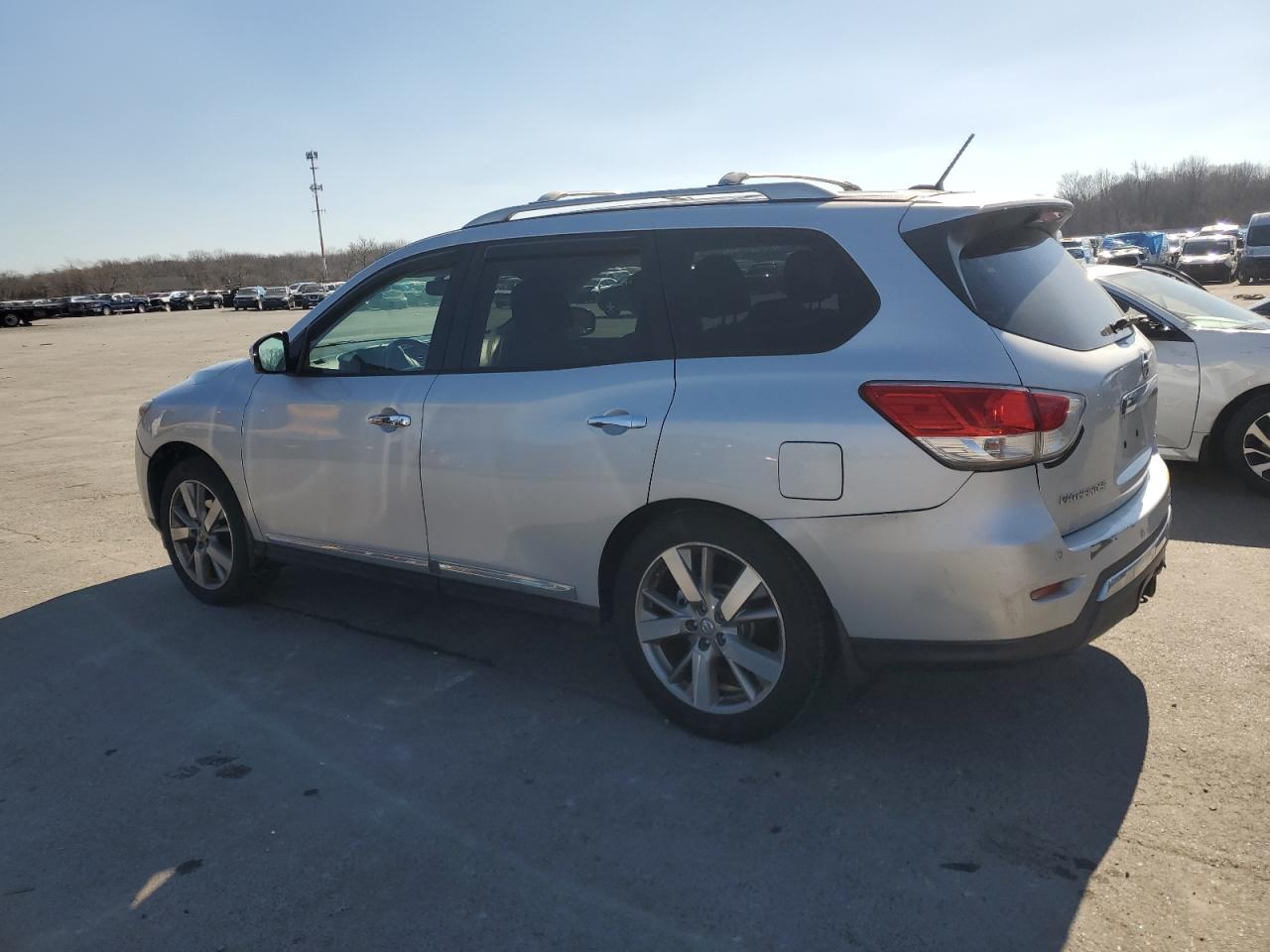 2013 Nissan Pathfinder - Image 2