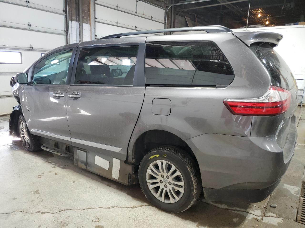 2017 Toyota Sienna - Image 2