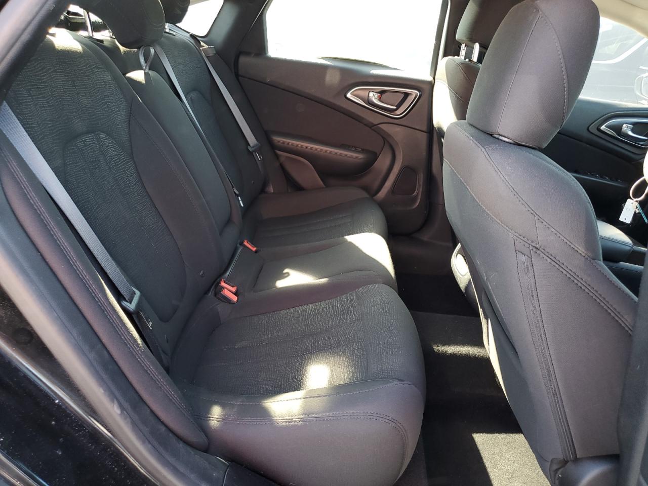2016 Chrysler 200 - Image 10