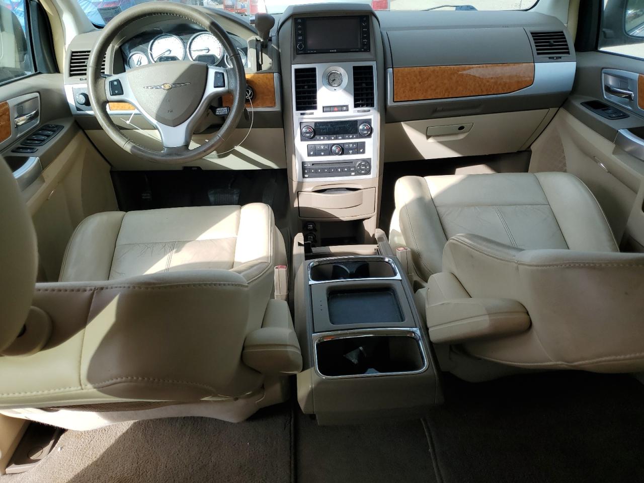 2010 Chrysler Town & Country - Image 8