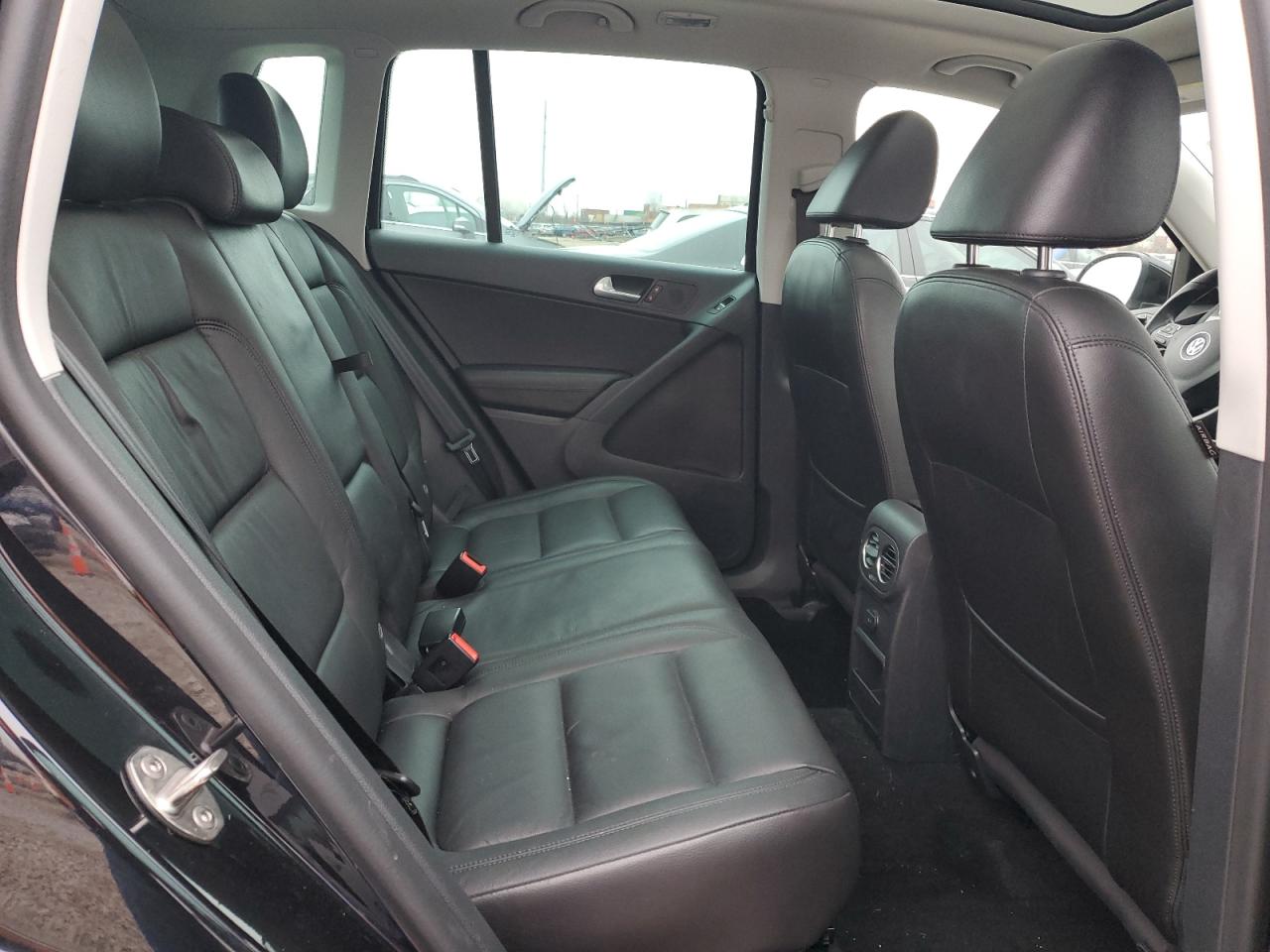 2017 Volkswagen Tiguan - Image 11