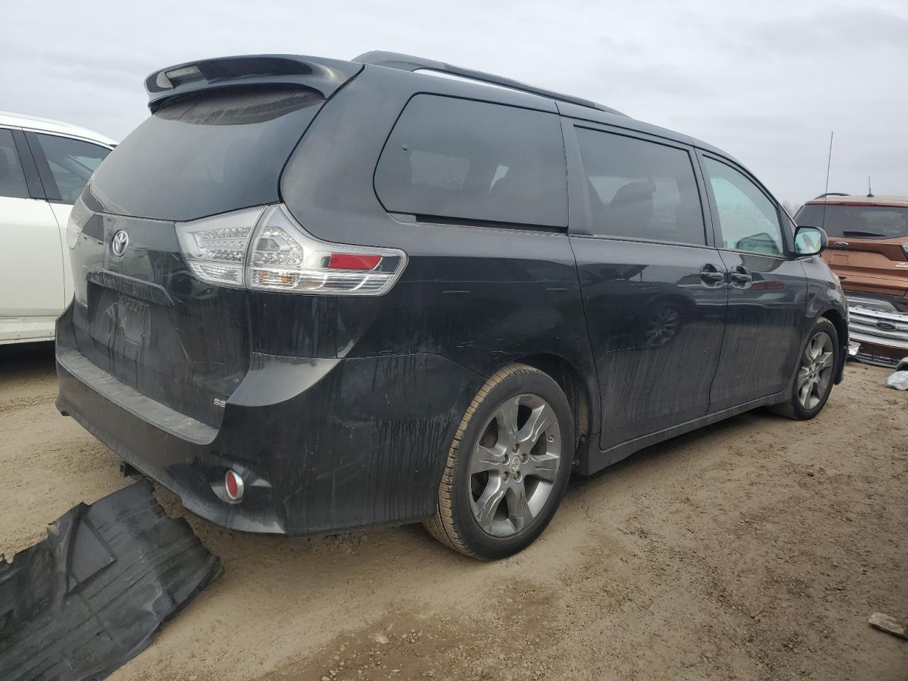 2011 Toyota Sienna - Image 3