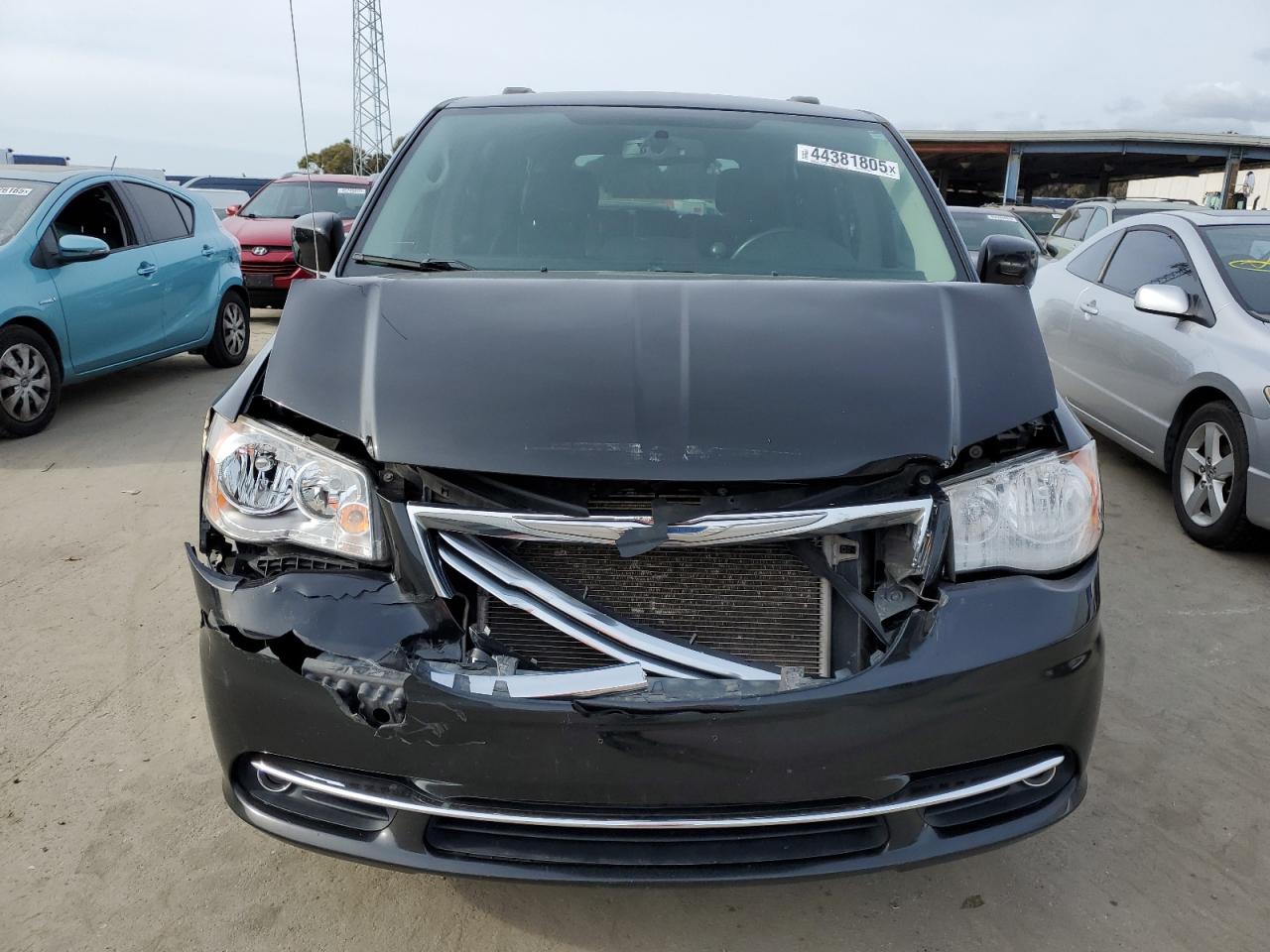 2016 Chrysler Town & Country - Image 5