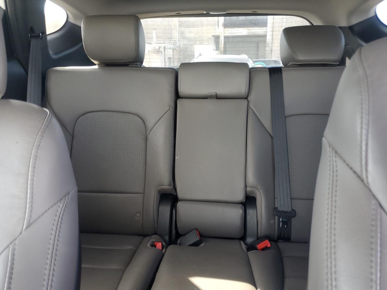 2016 Hyundai Santa Fe - Image 10