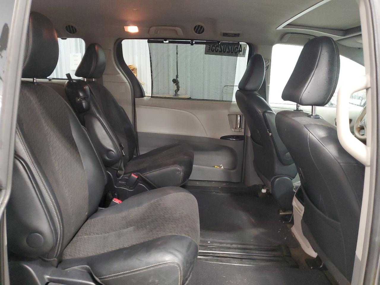 2012 Toyota Sienna - Image 11