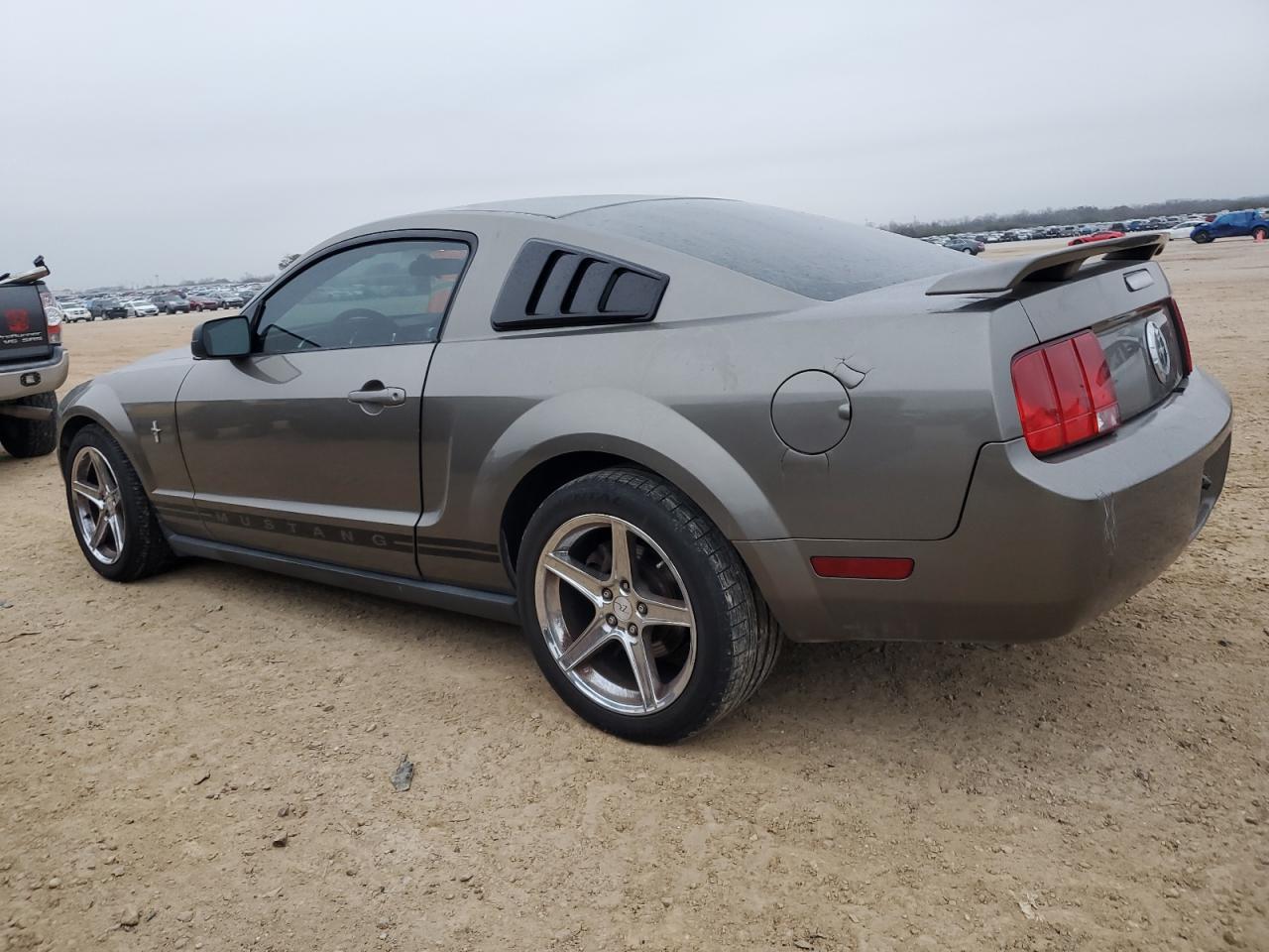 2005 Ford Mustang - Image 2
