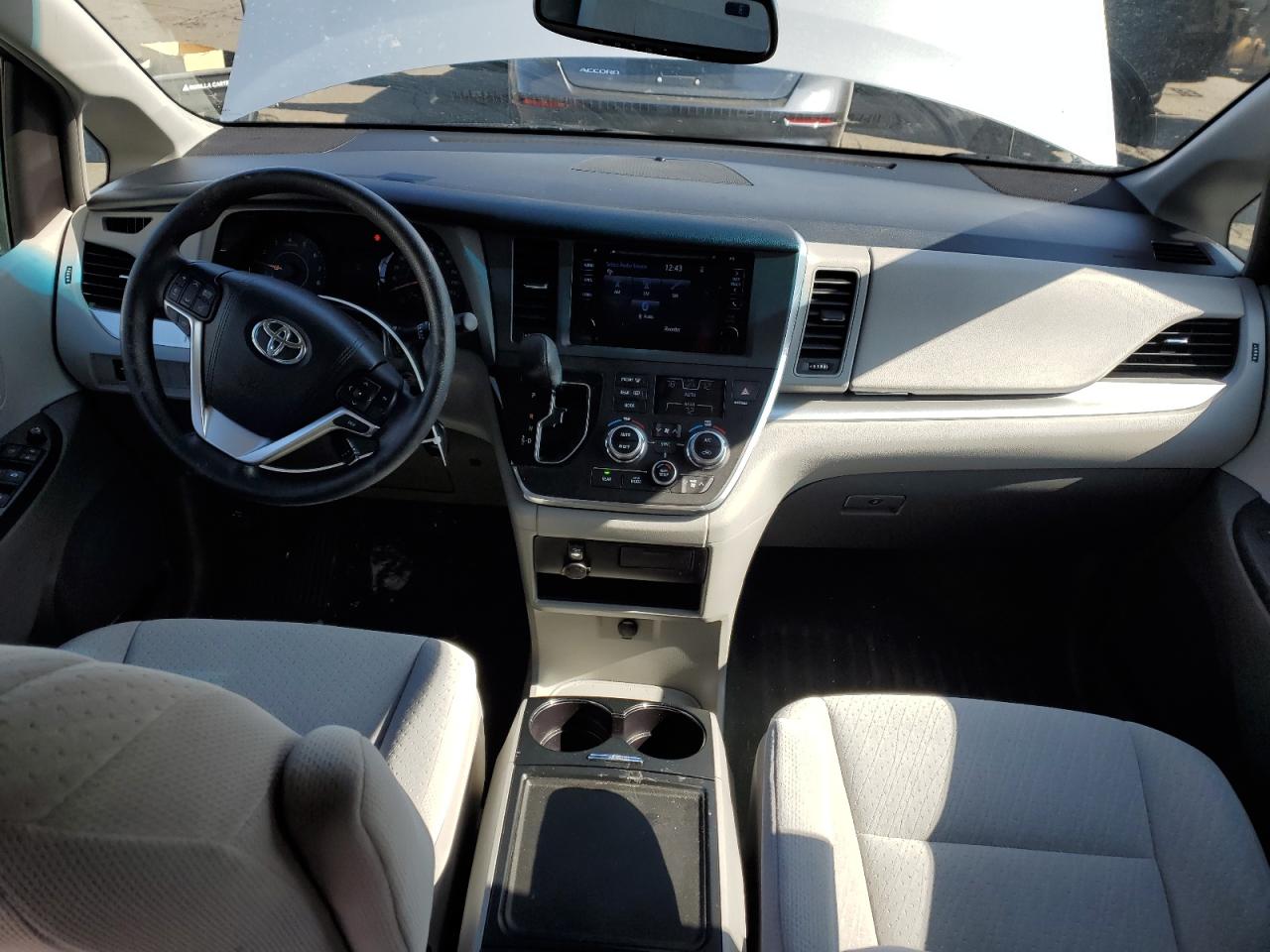 2015 Toyota Sienna - Image 8