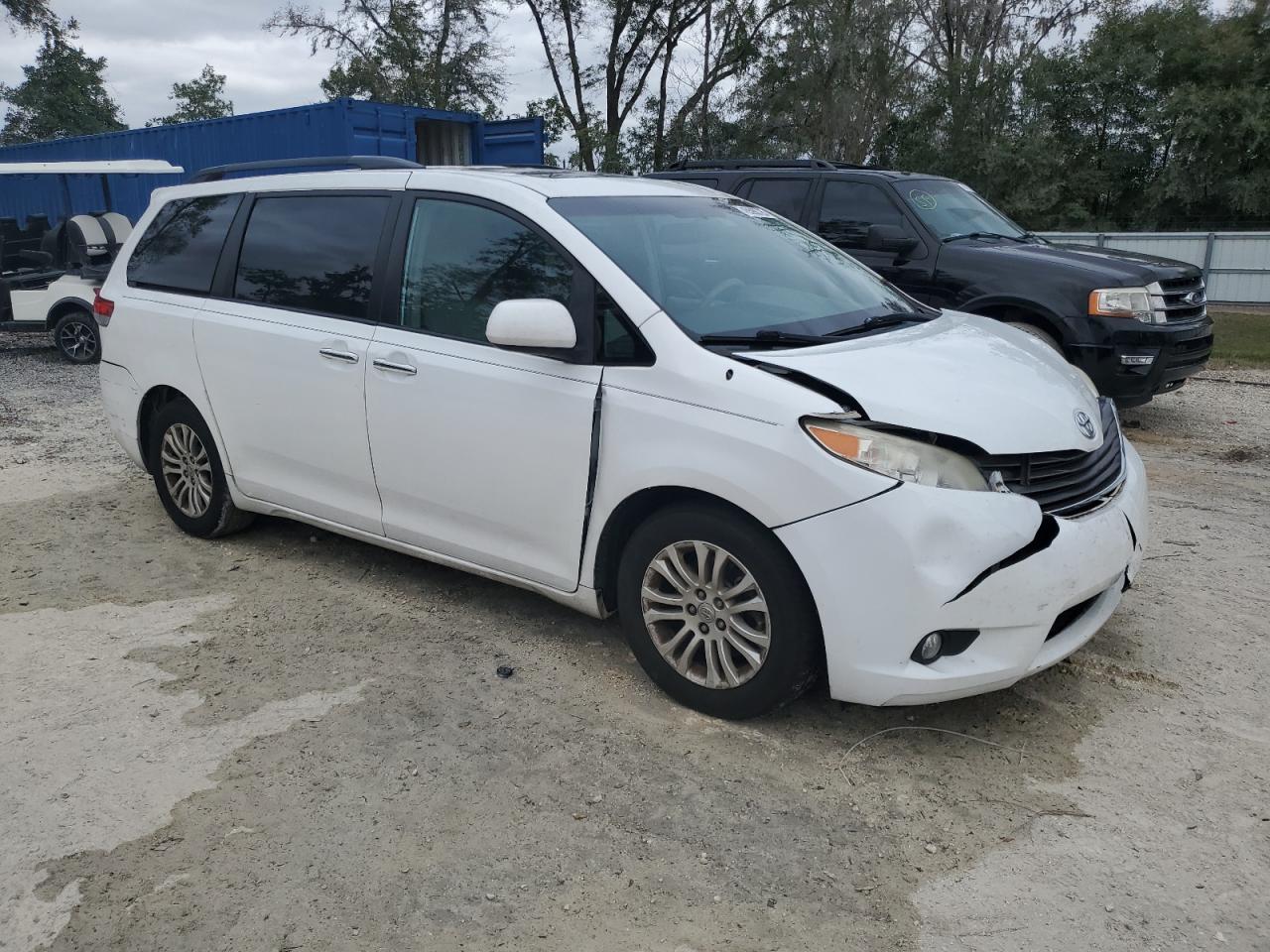 2014 Toyota Sienna - Image 4