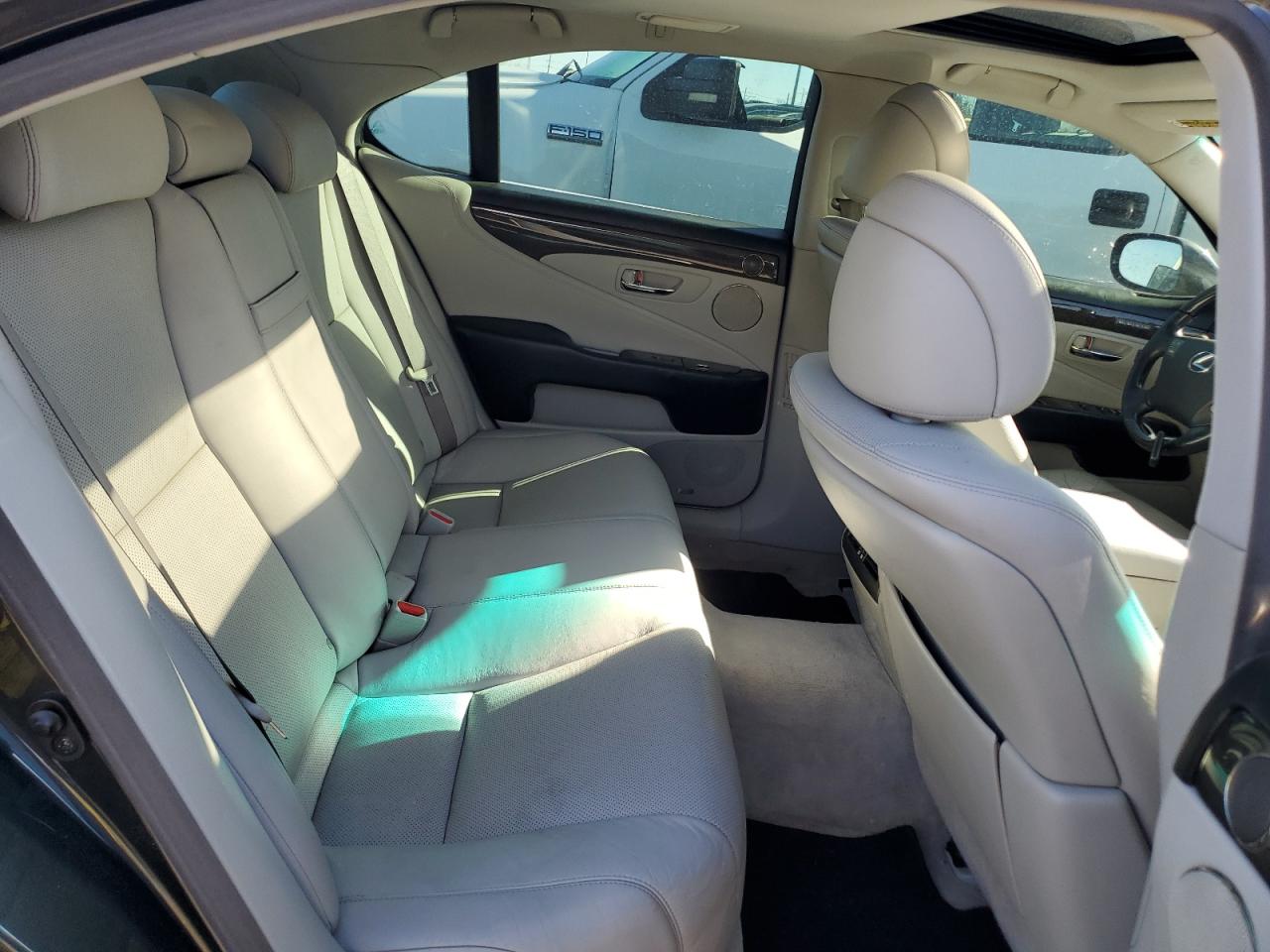 2007 Lexus LS - Image 10