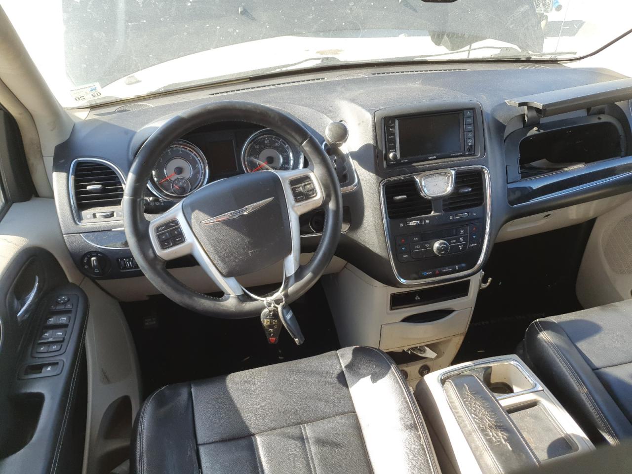 2014 Chrysler Town & Country - Image 8