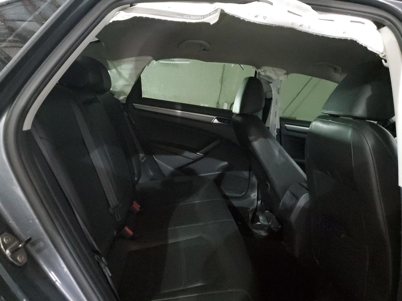 2017 Volkswagen Passat - Image 10