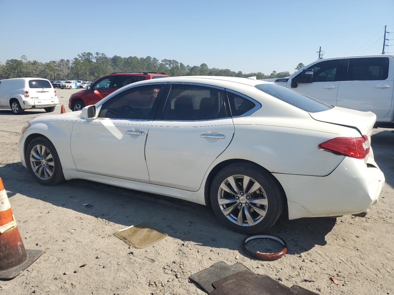 2012 Infiniti M - Image 2