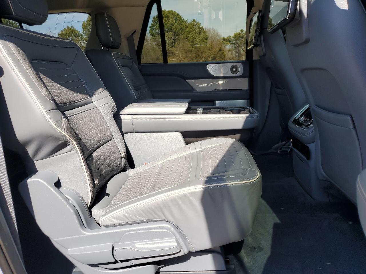 2020 Lincoln Navigator - Image 11