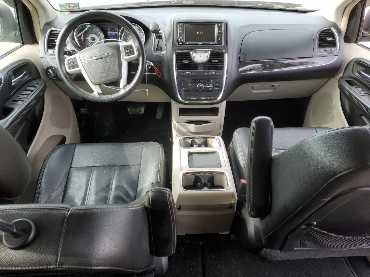 2016 Chrysler Town & Country - Image 8