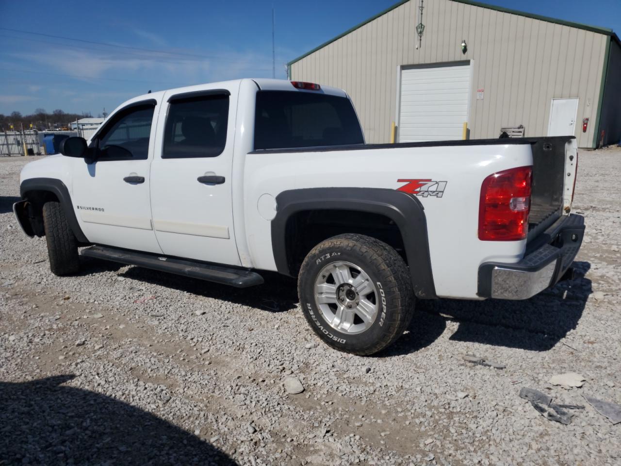 2007 Chevrolet Silverado - Image 2