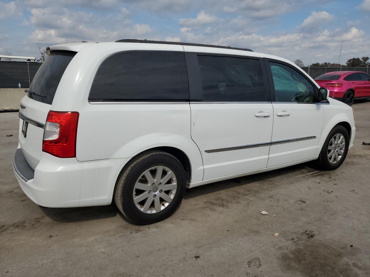 2014 Chrysler Town & Country - Image 3