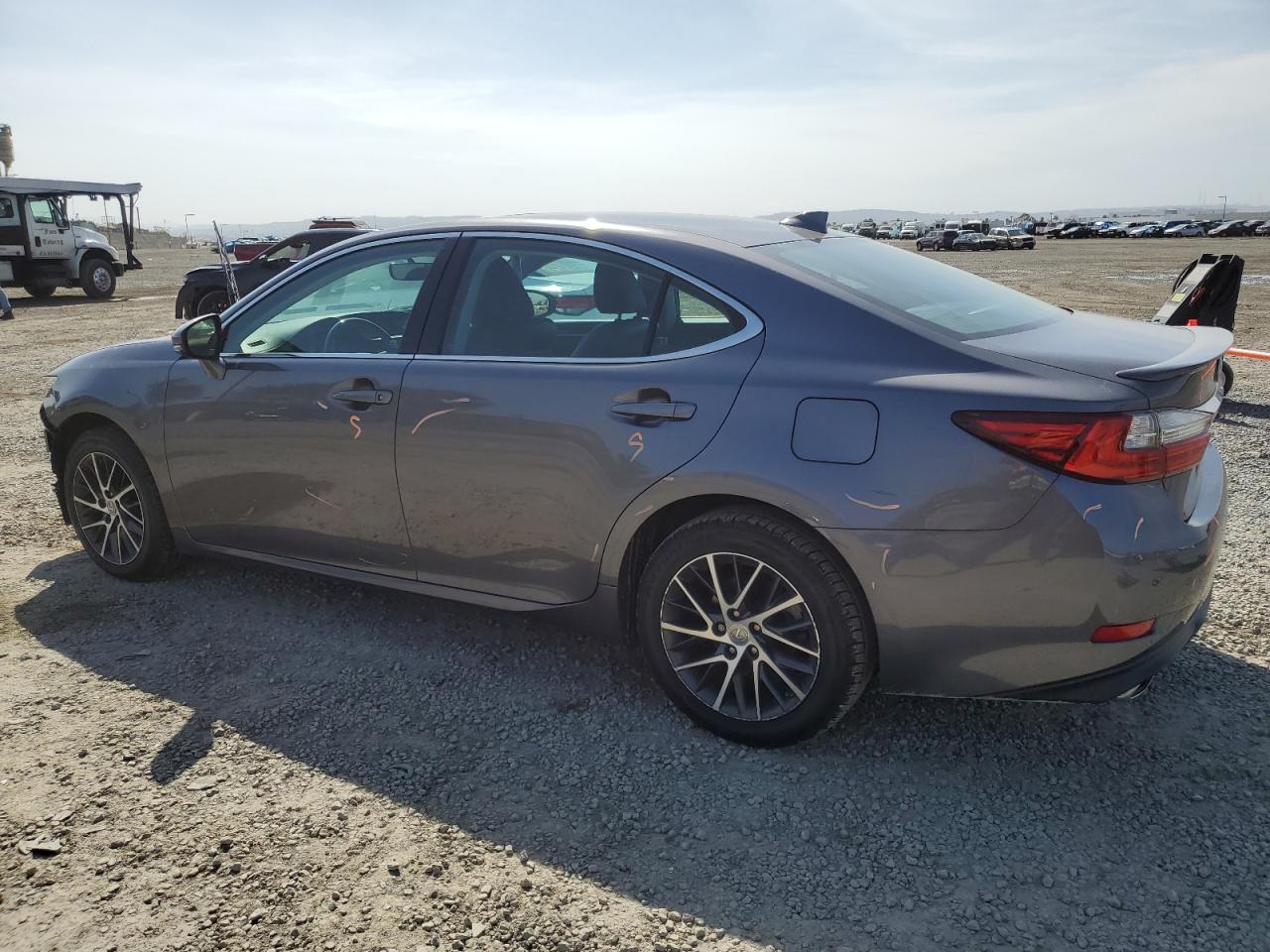 2016 Lexus ES - Image 2