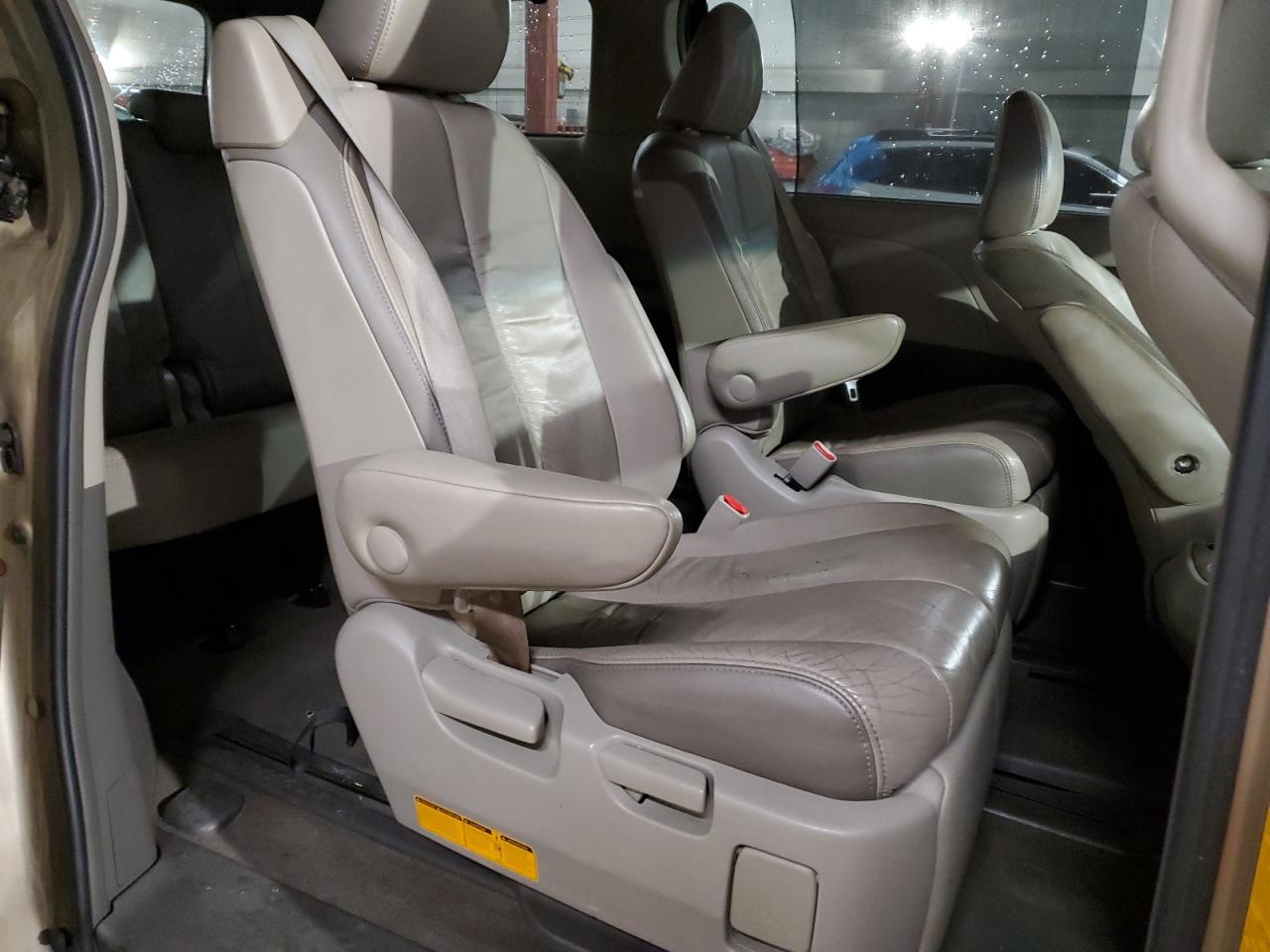 2012 Toyota Sienna - Image 11