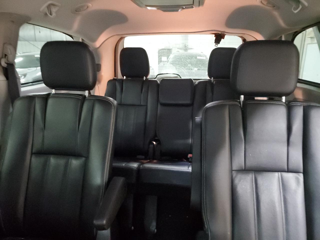 2014 Chrysler Town & Country - Image 10