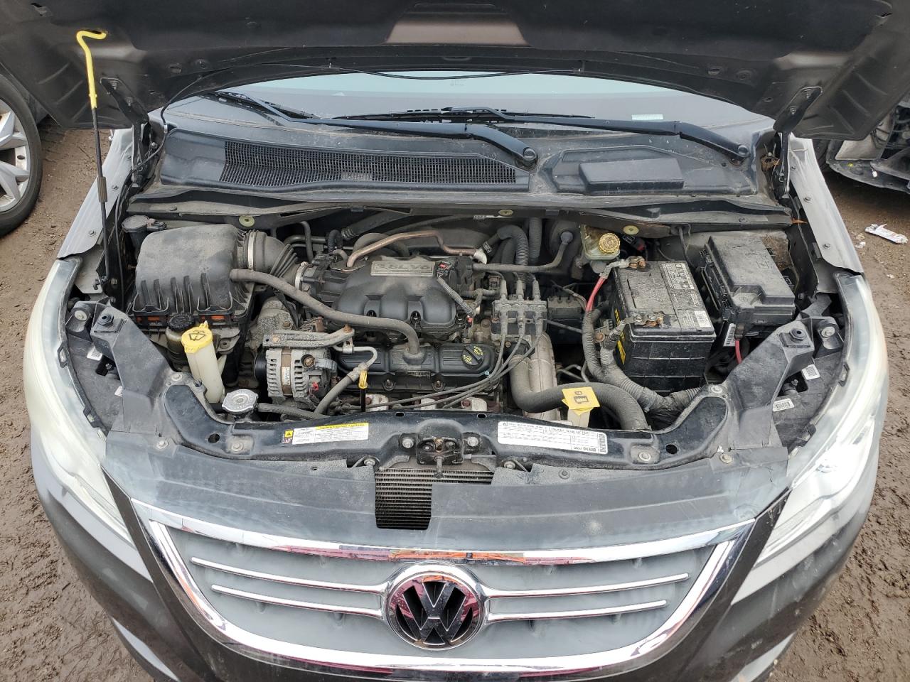 2010 Volkswagen Routan - Image 12