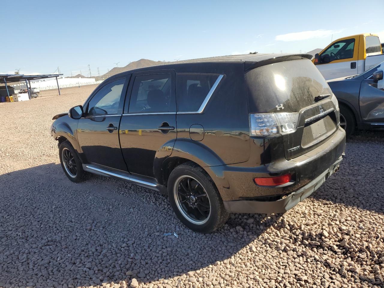 2010 Mitsubishi Outlander - Image 2