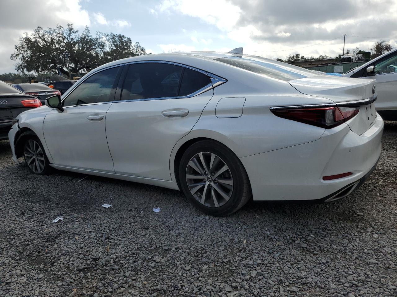 2019 Lexus ES - Image 2