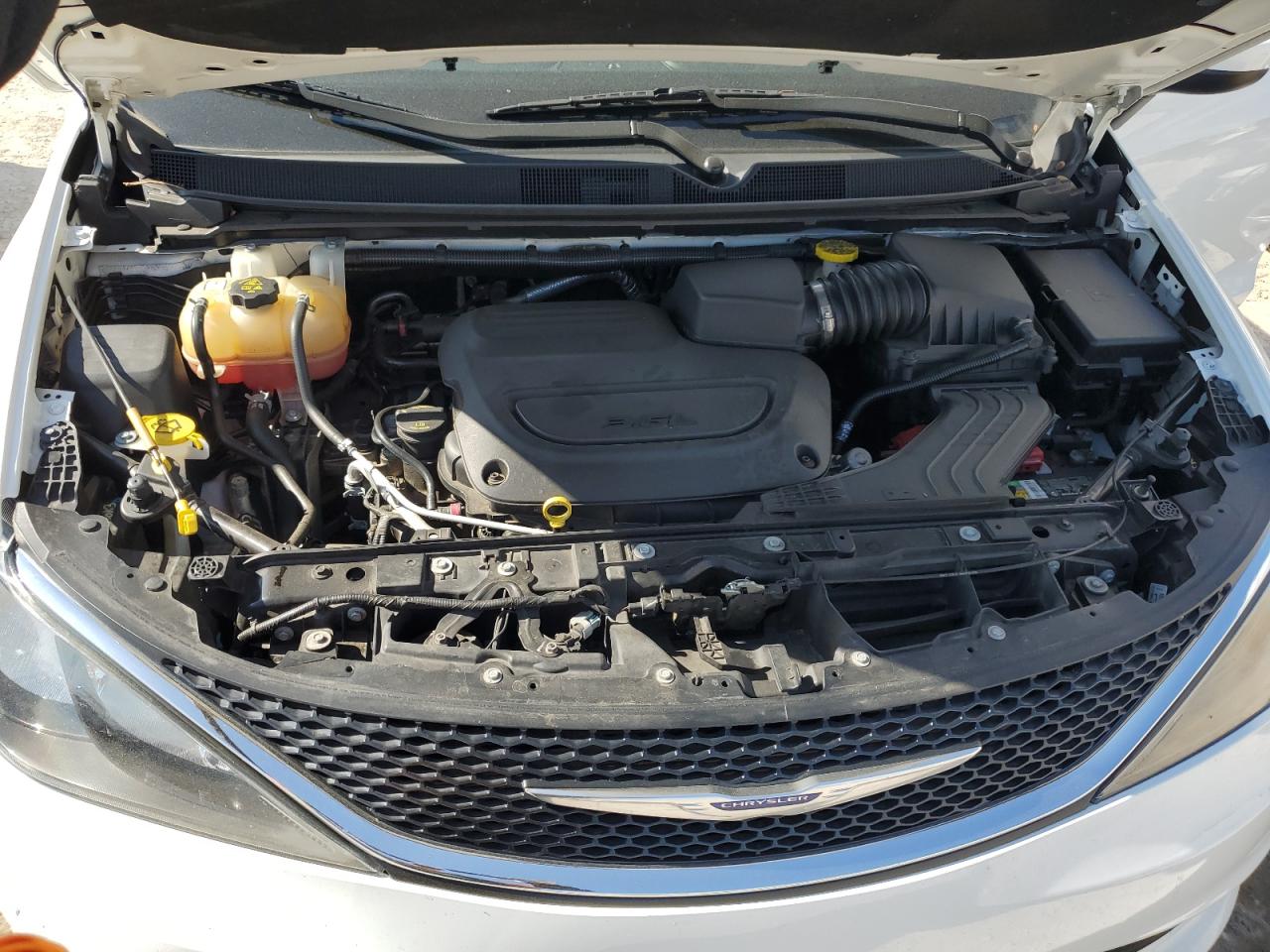 2020 Chrysler Voyager - Image 12