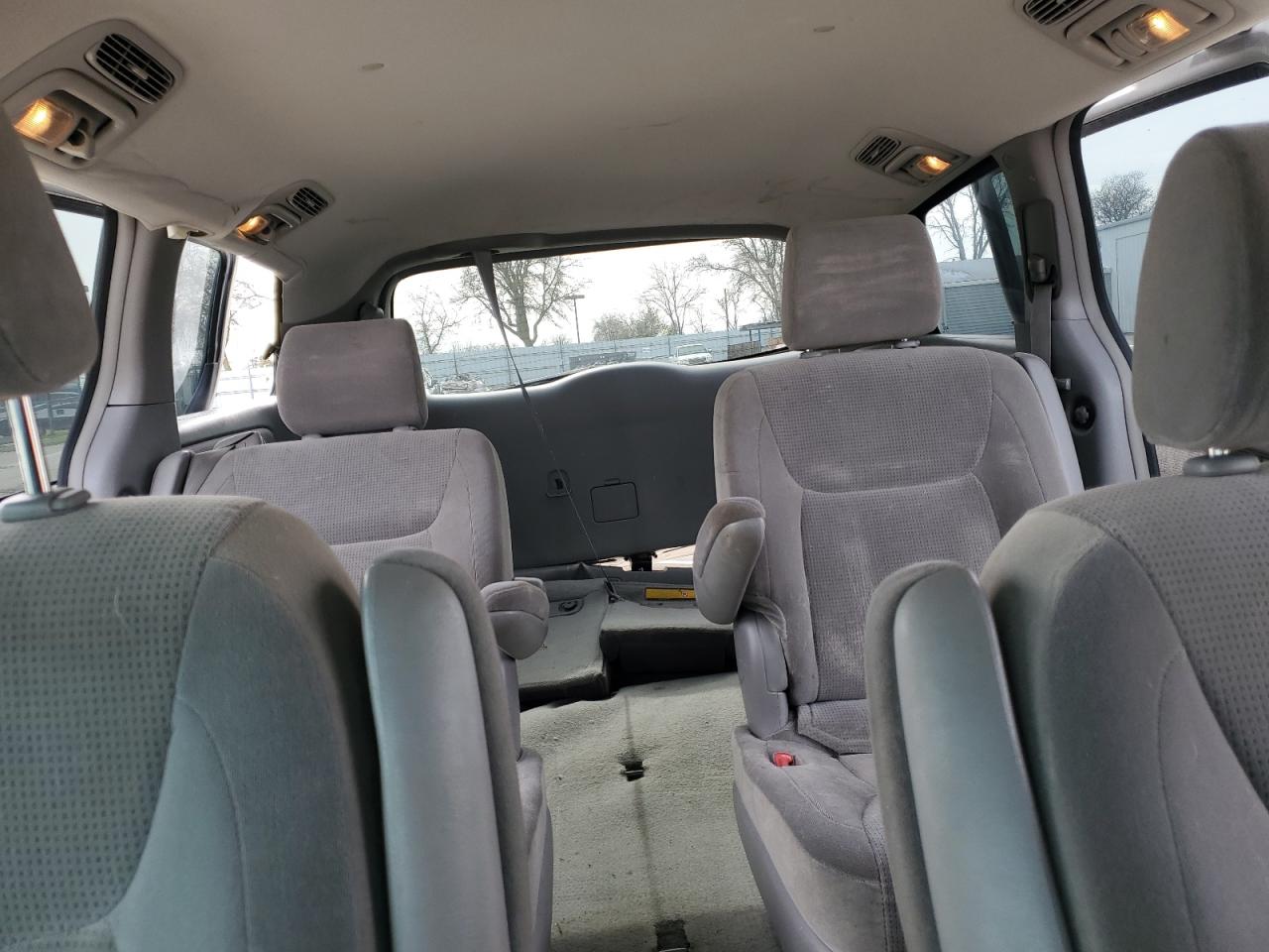 2004 Toyota Sienna - Image 10