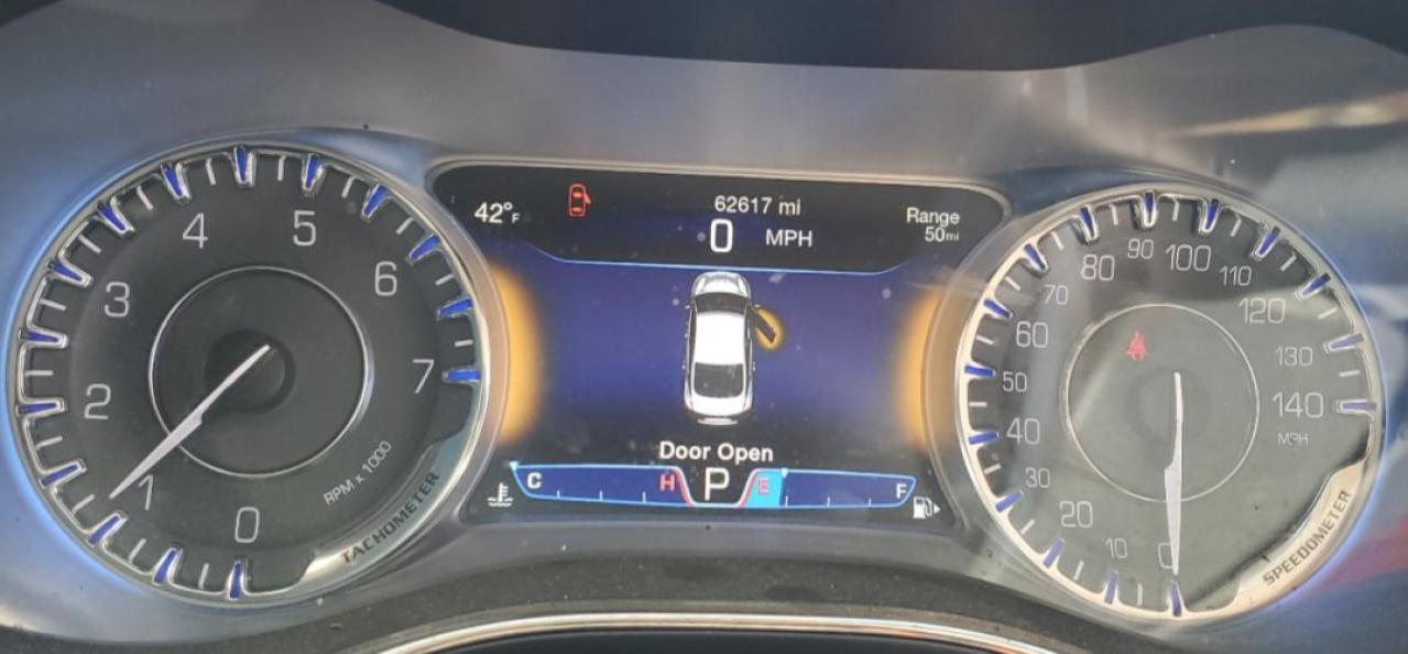 2015 Chrysler 200 - Image 9