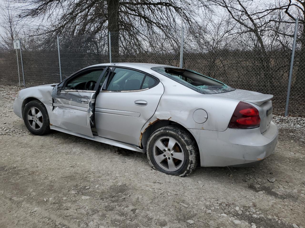 2005 Pontiac Grand Prix - Image 2