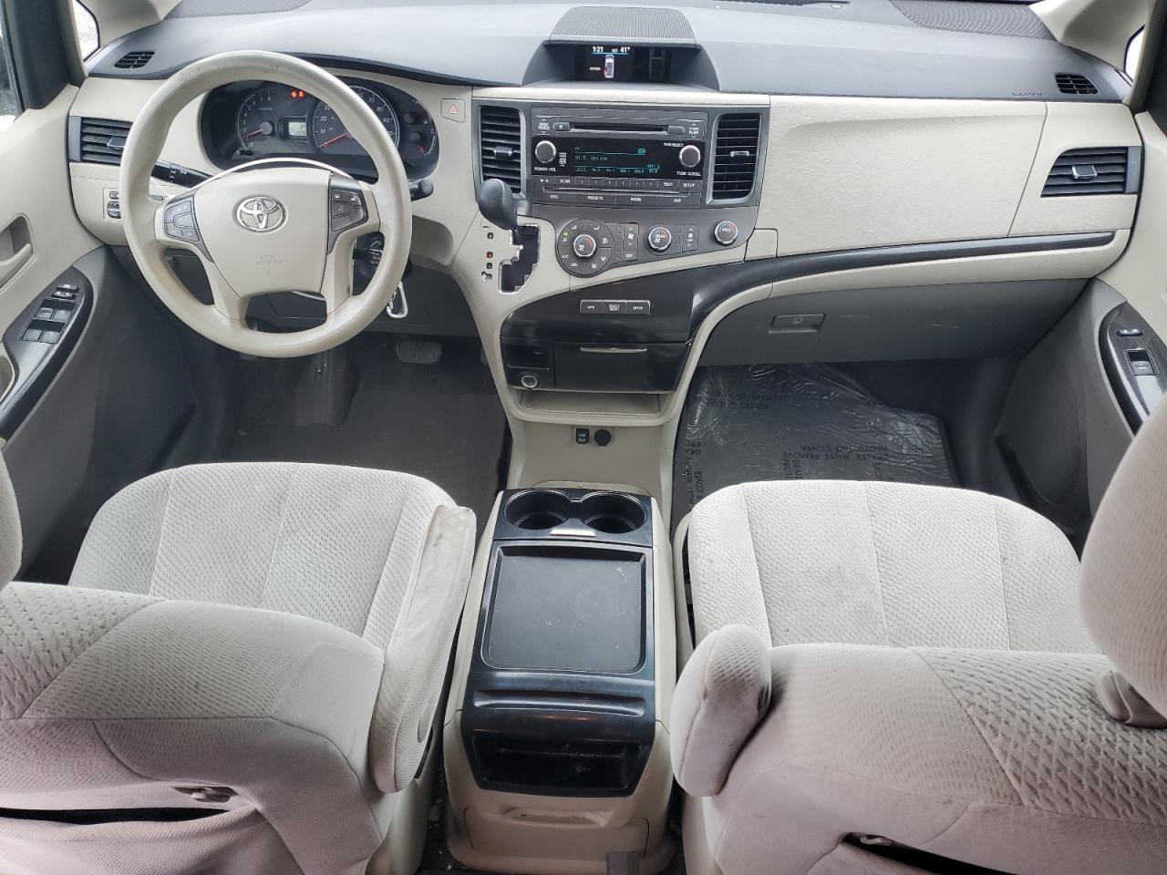 2011 Toyota Sienna - Image 8