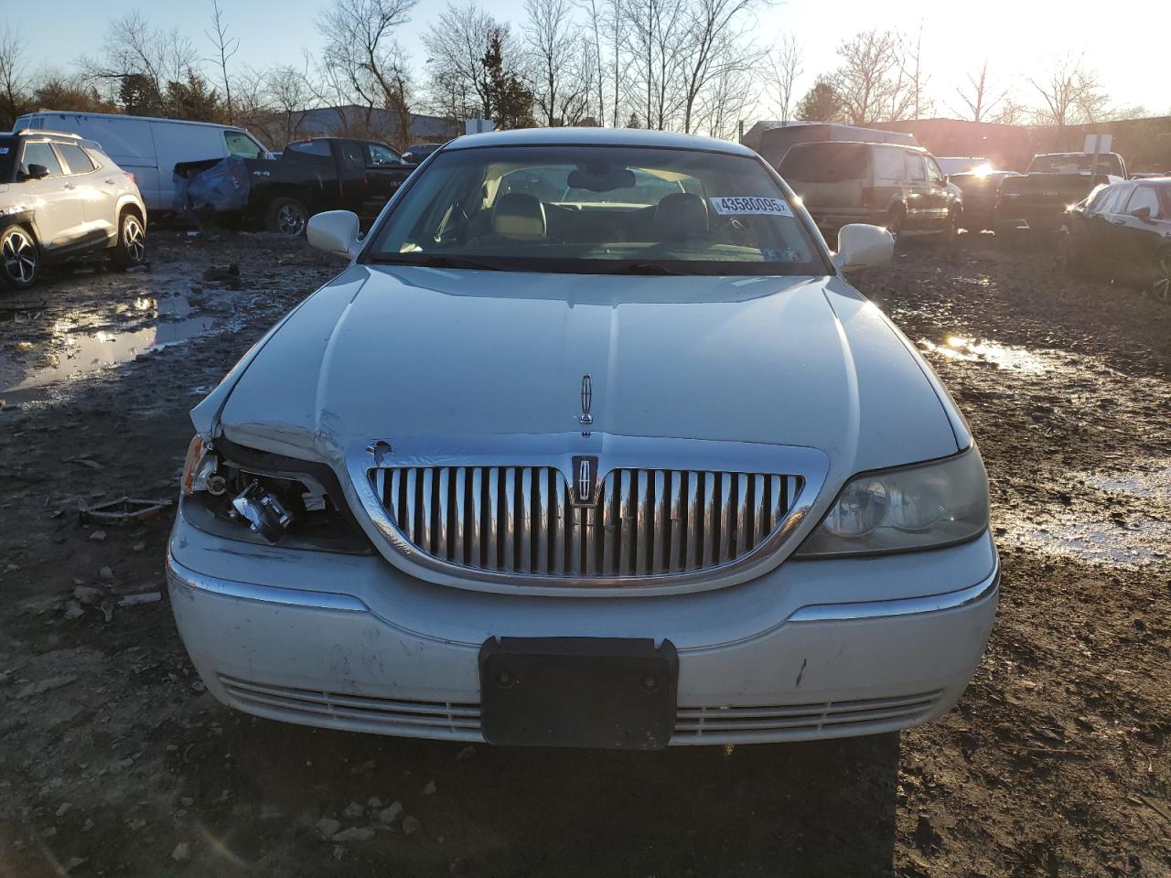 2005 Lincoln Town Car - Image 5