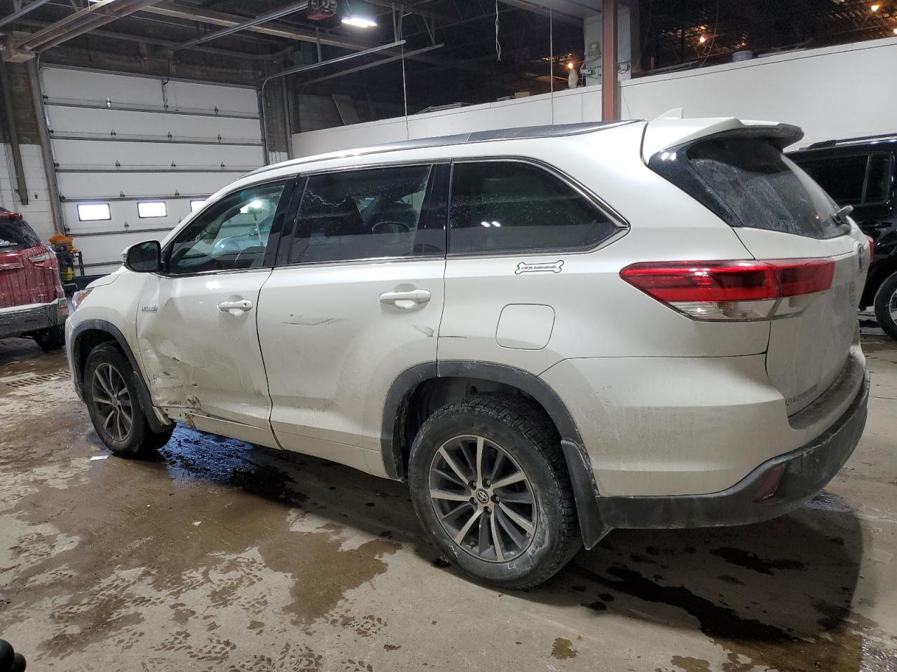 2017 Toyota Highlander - Image 2