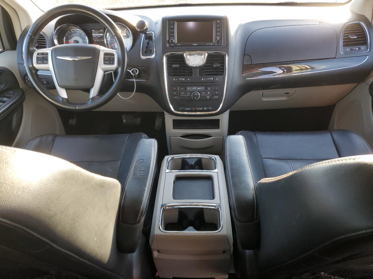 2014 Chrysler Town & Country - Image 8