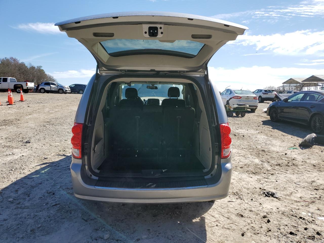 2017 Dodge Caravan - Image 6