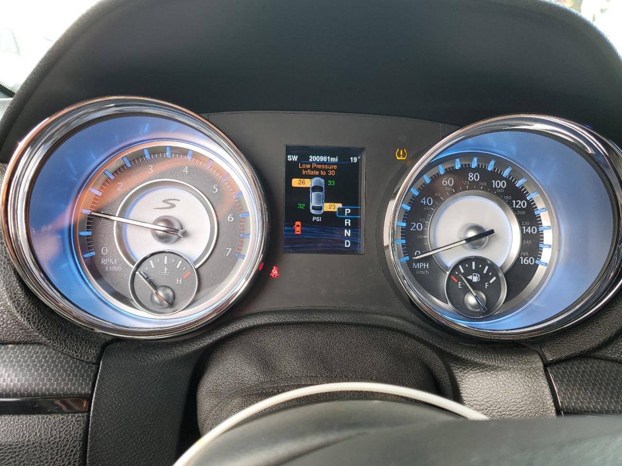 2014 Chrysler 300 - Image 9