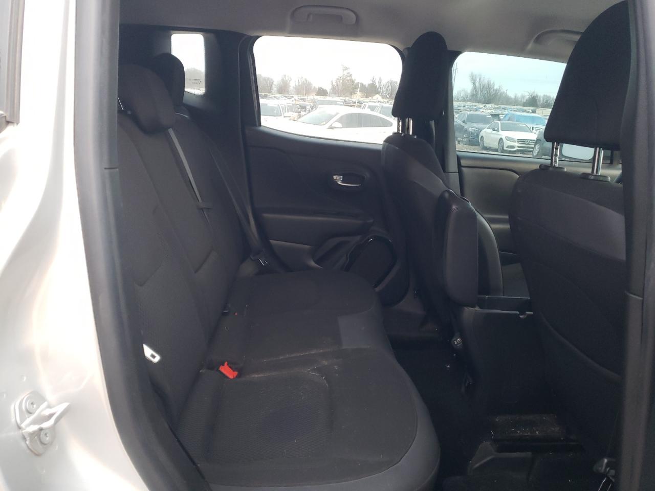 2018 Jeep Renegade - Image 11