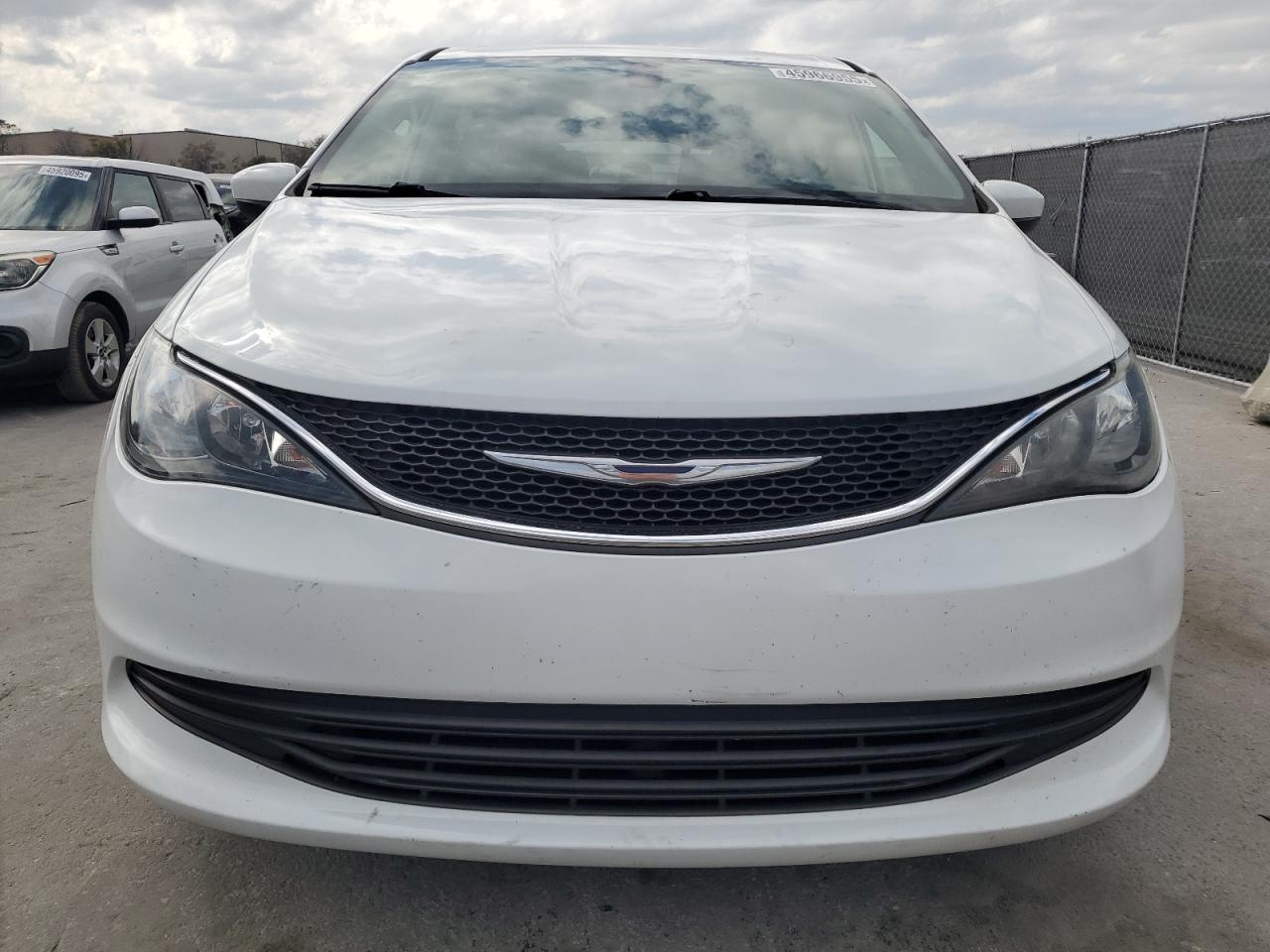 2017 Chrysler Pacifica - Image 5