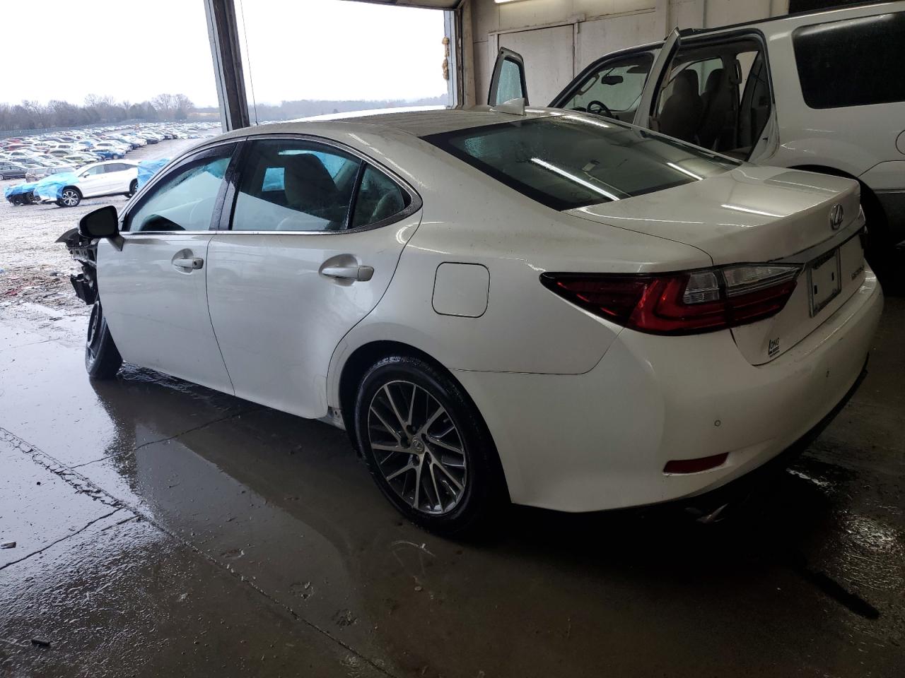 2016 Lexus ES - Image 2