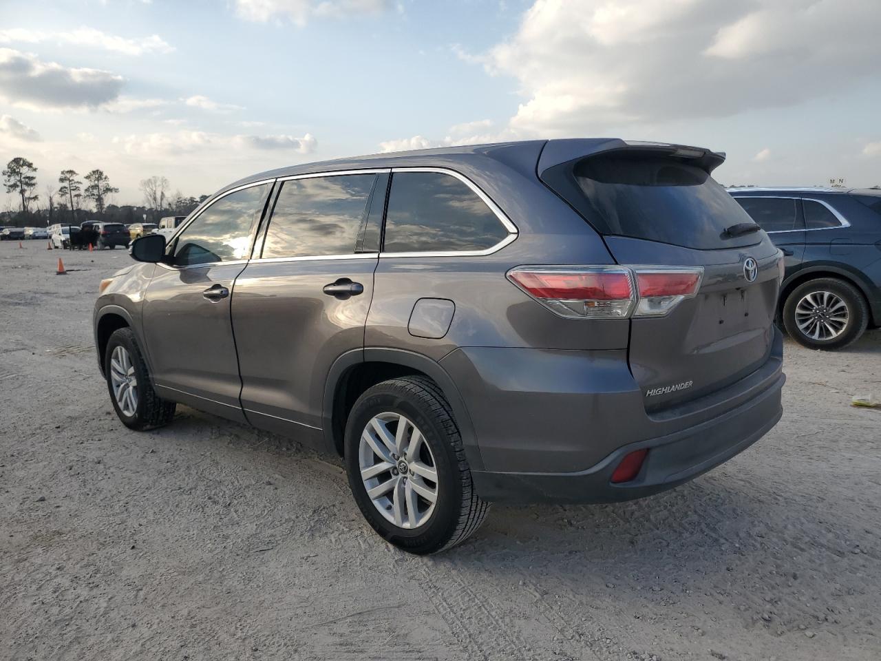 2016 Toyota Highlander - Image 2
