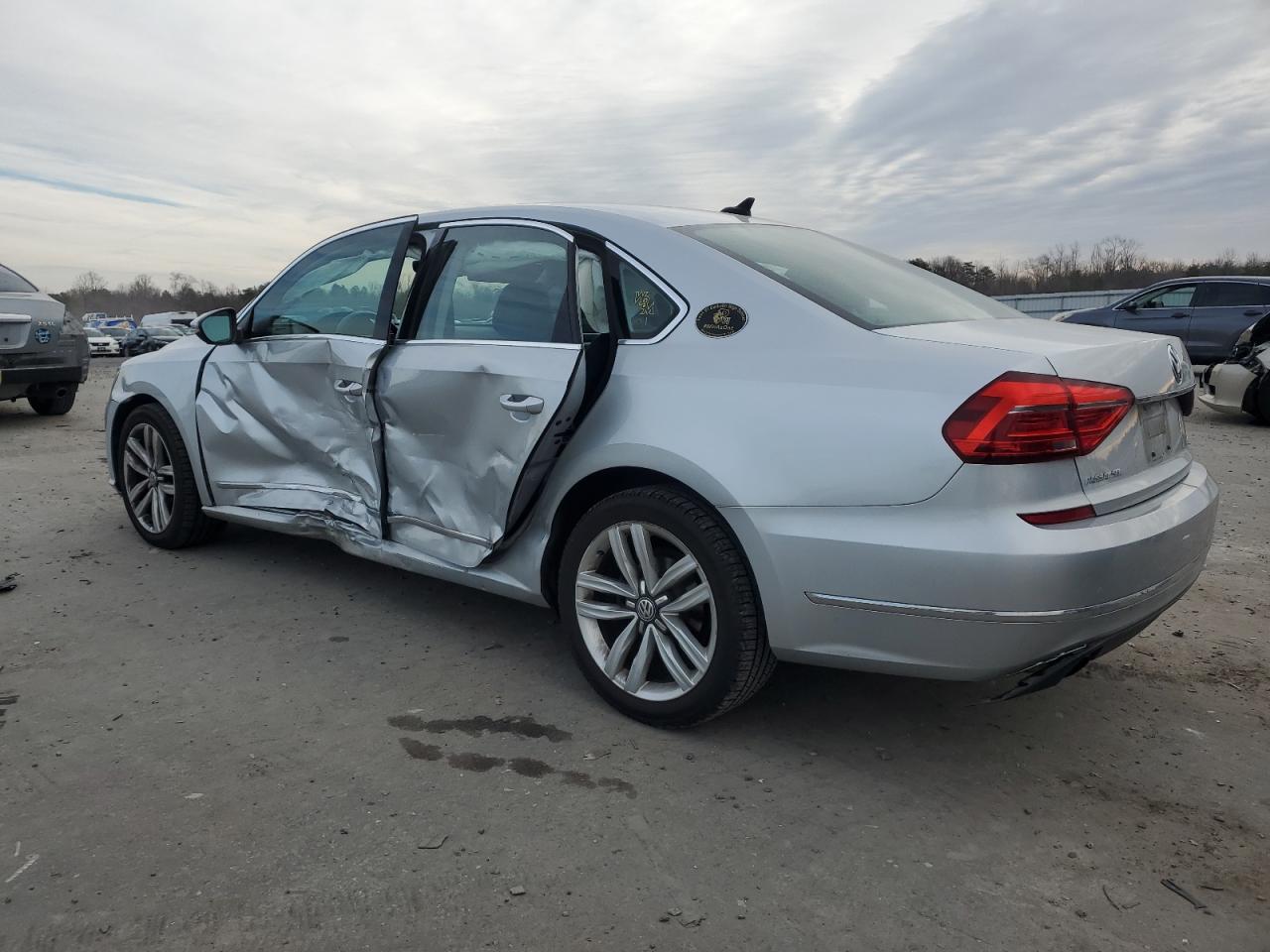 2016 Volkswagen Passat - Image 2